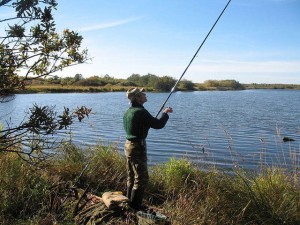 Риболовля на річці, чудовий активний відпочинок і спілкування з природою