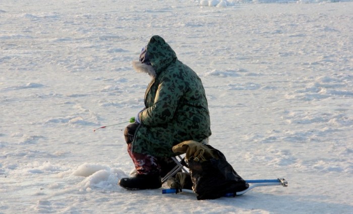 Любители зимнего лова отправились в бухты Владивостока